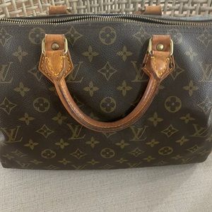 Second hand bag. In good shape minor marks as shown in photos.